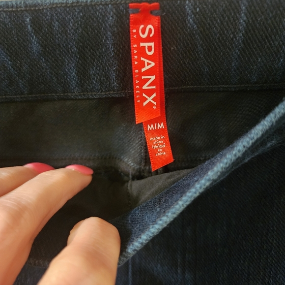 SPANX Pull-On Skinny Jeans Dark Wash Size M Shaping Denim - Picture 2 of 3